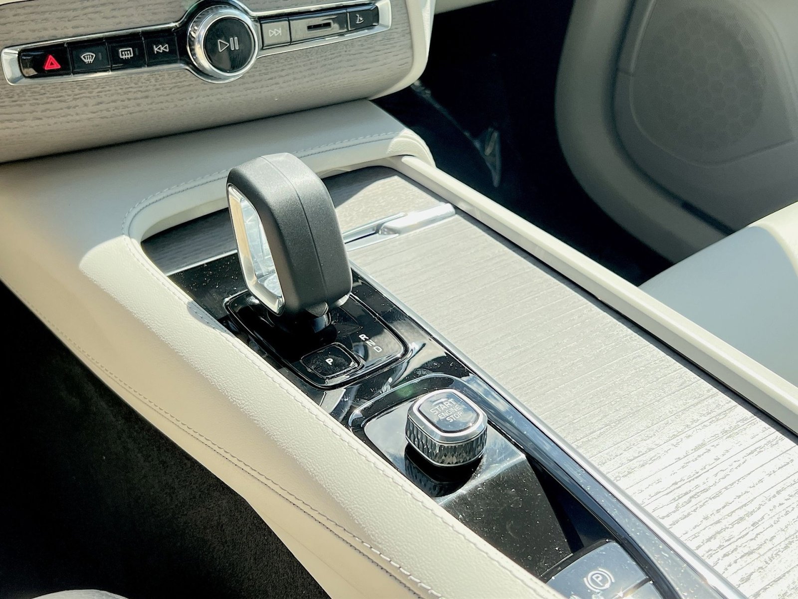 Certified 2025 Volvo XC90 T8 Plus w/ Protection Package Premier image 22