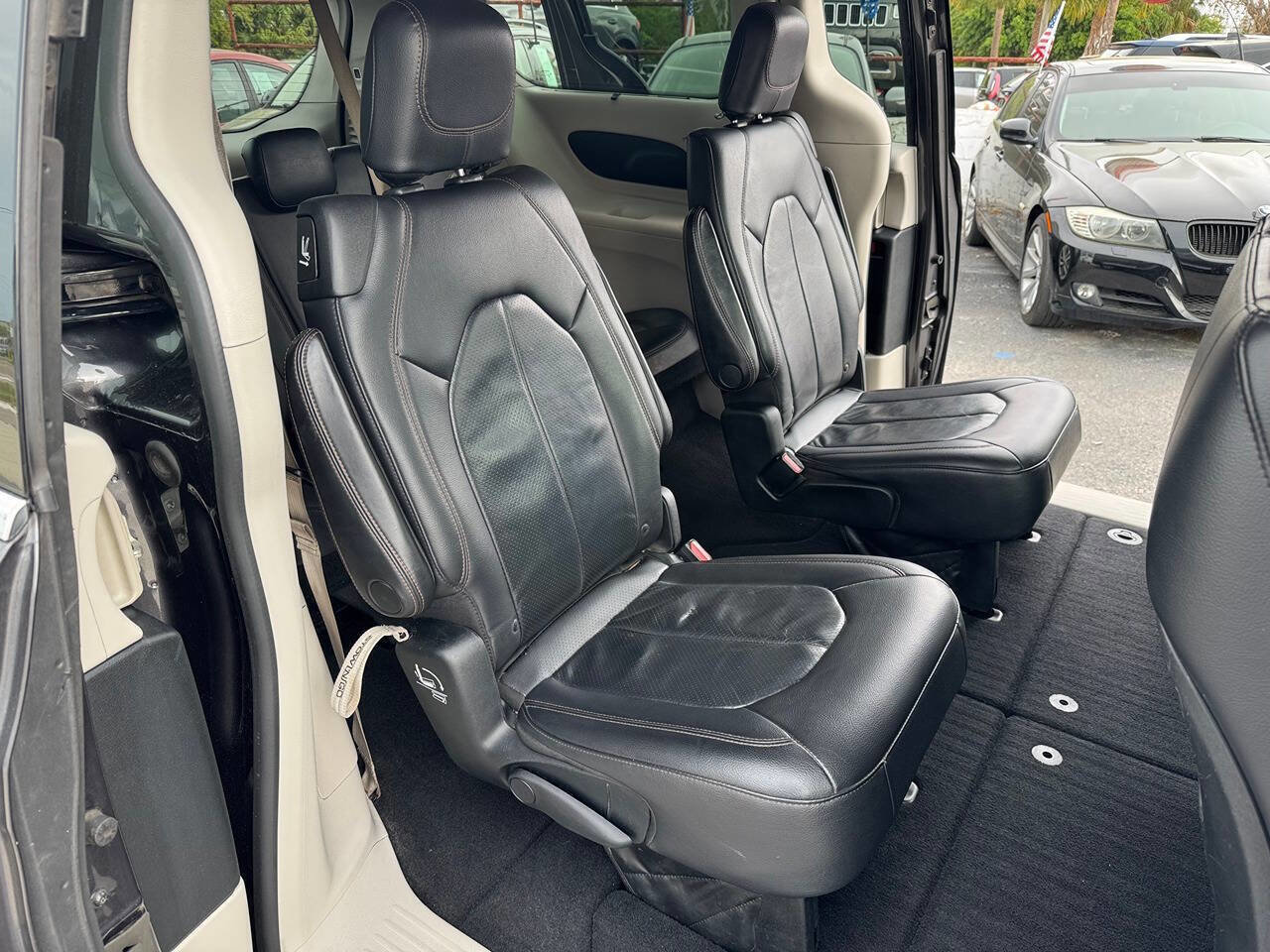 Used 2018 Chrysler Pacifica Touring-L FWD image 19