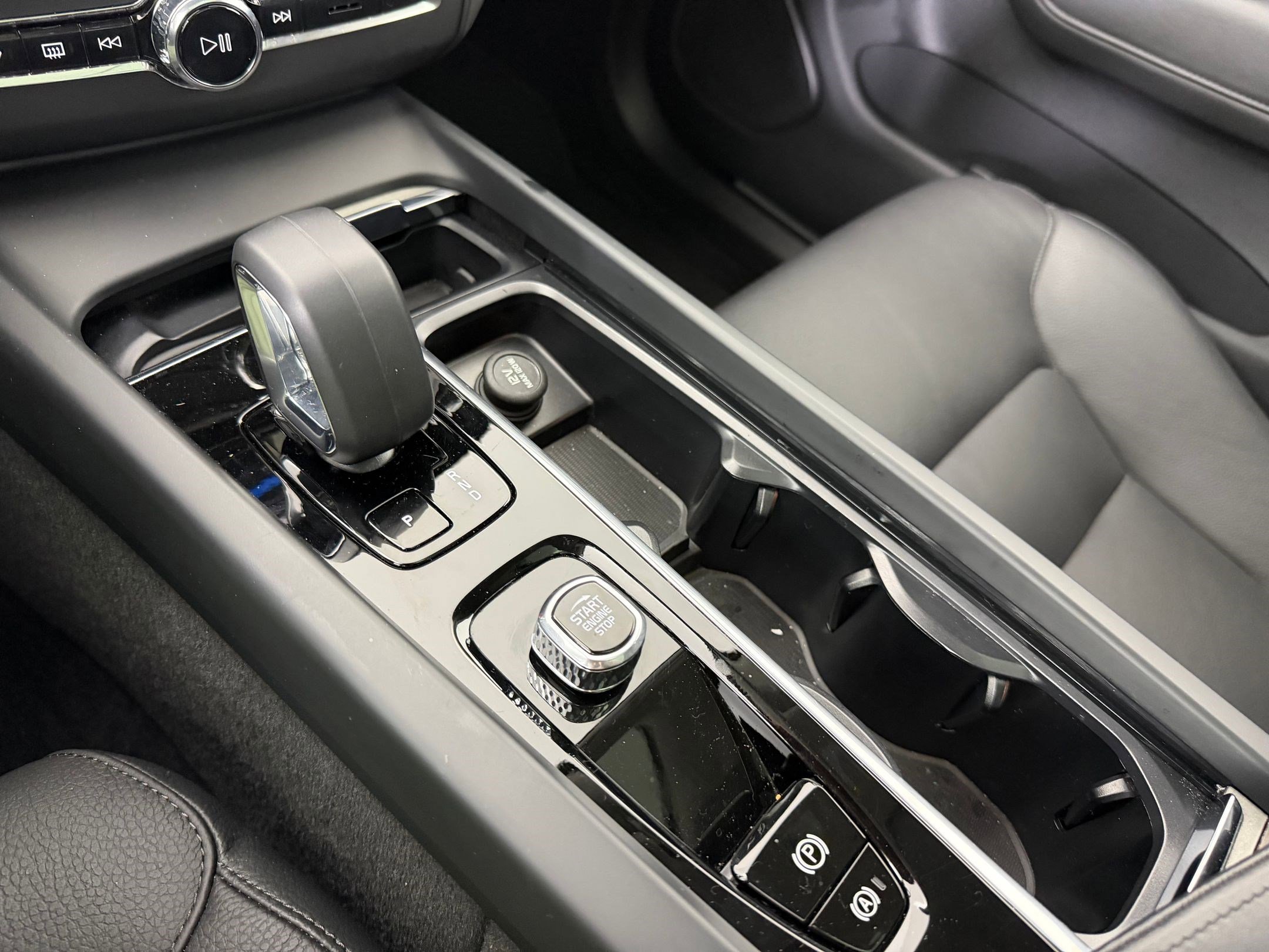 Used 2025 Volvo XC60 B5 Plus image 29