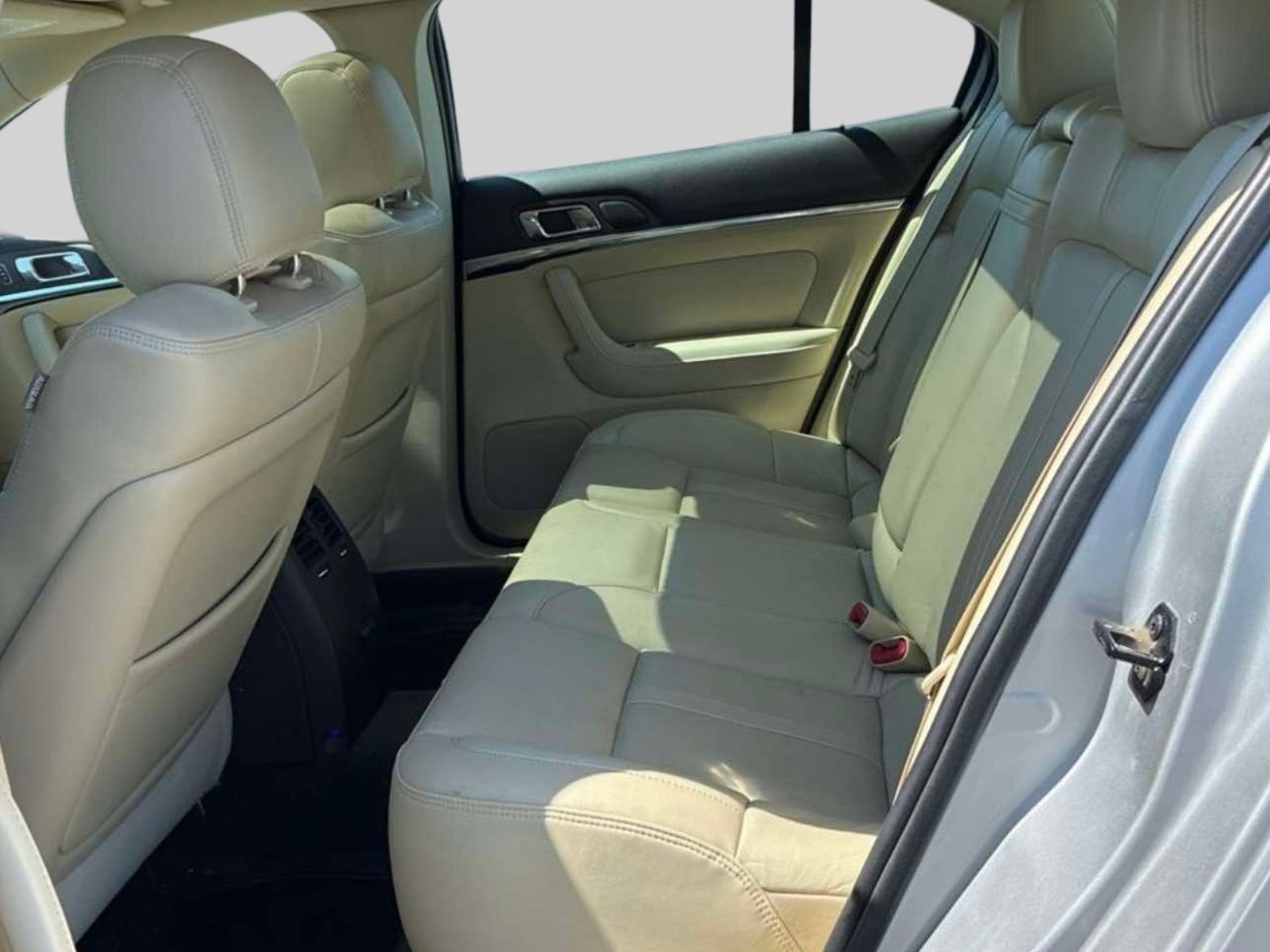 Used 2013 Lincoln MKS FWD image 4