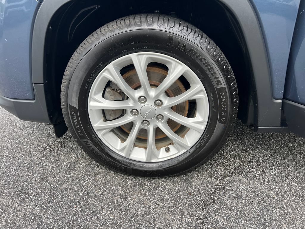 Used 2019 Jeep Cherokee Latitude w/ Popular Appearance Group FWD image 26