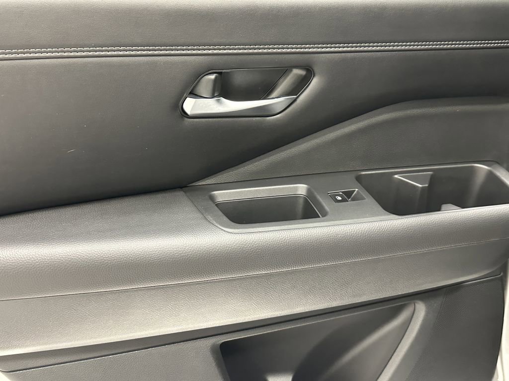 Used 2023 Nissan Pathfinder Platinum image 25