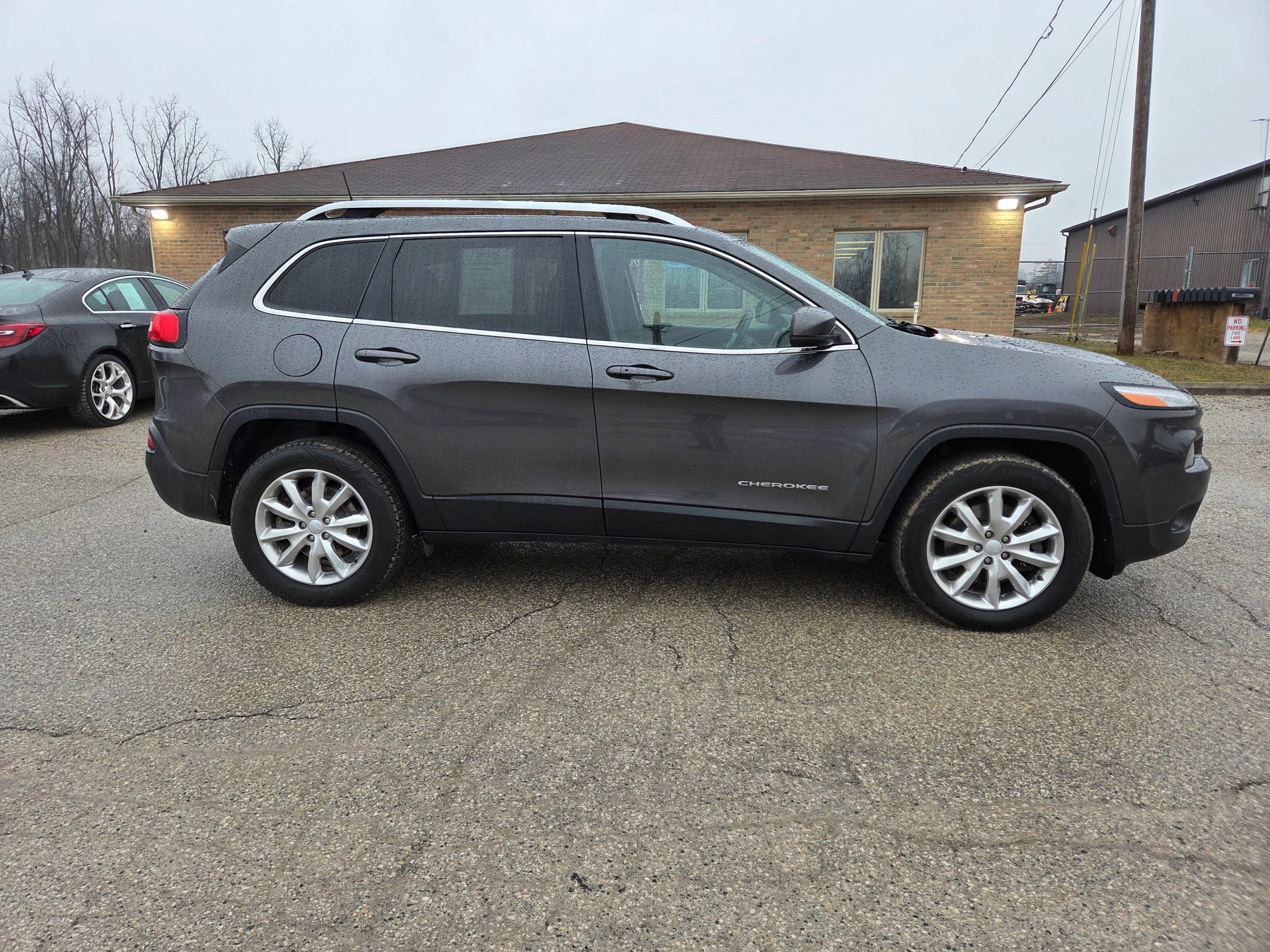 Used 2017 Jeep Cherokee Limited image 4