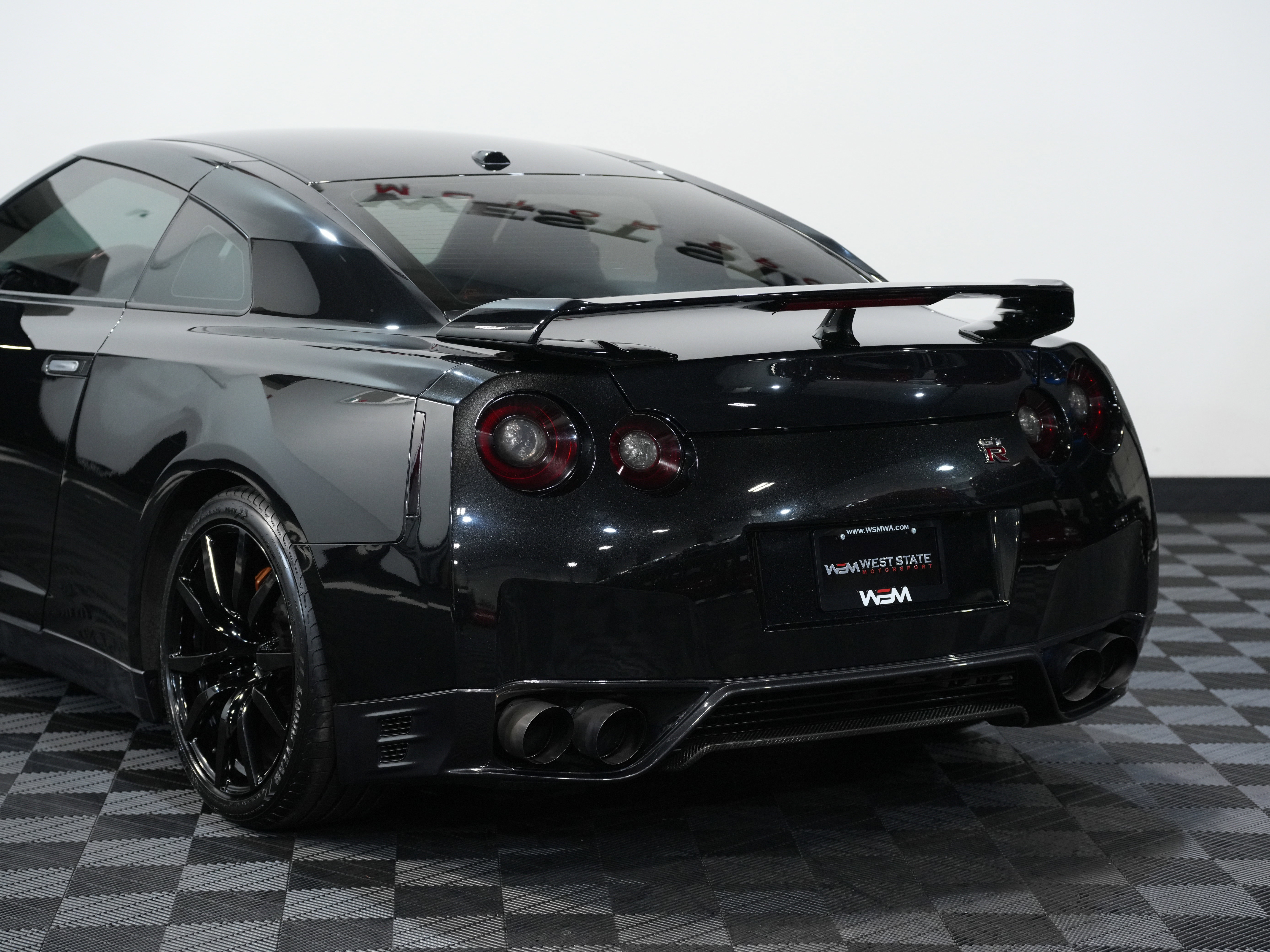 Used 2015 Nissan GT-R Premium image 17