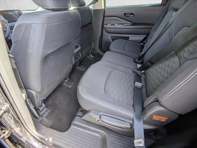 Used 2024 Nissan Pathfinder S image 15