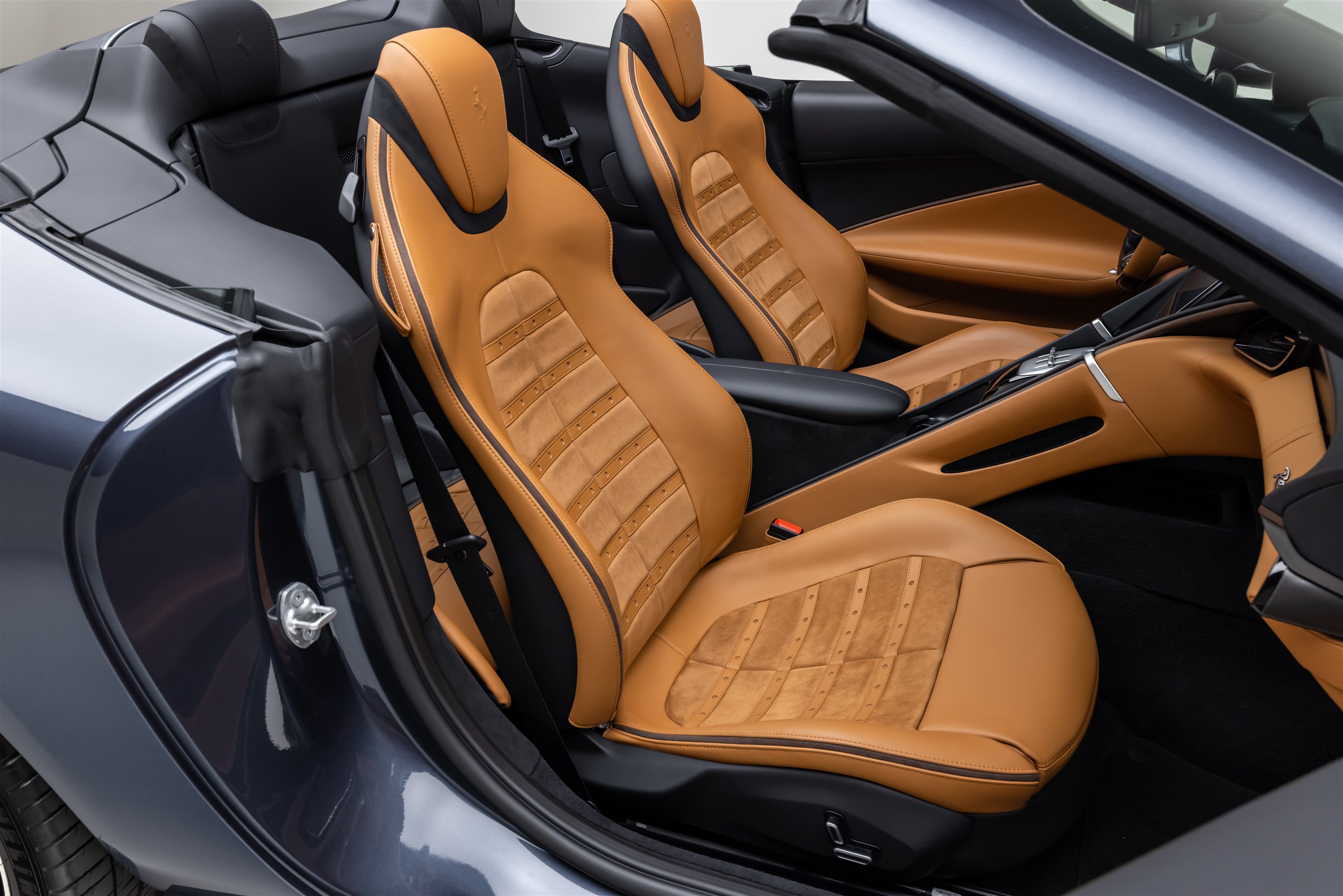 Used 2025 Ferrari Roma Spider RWD image 32