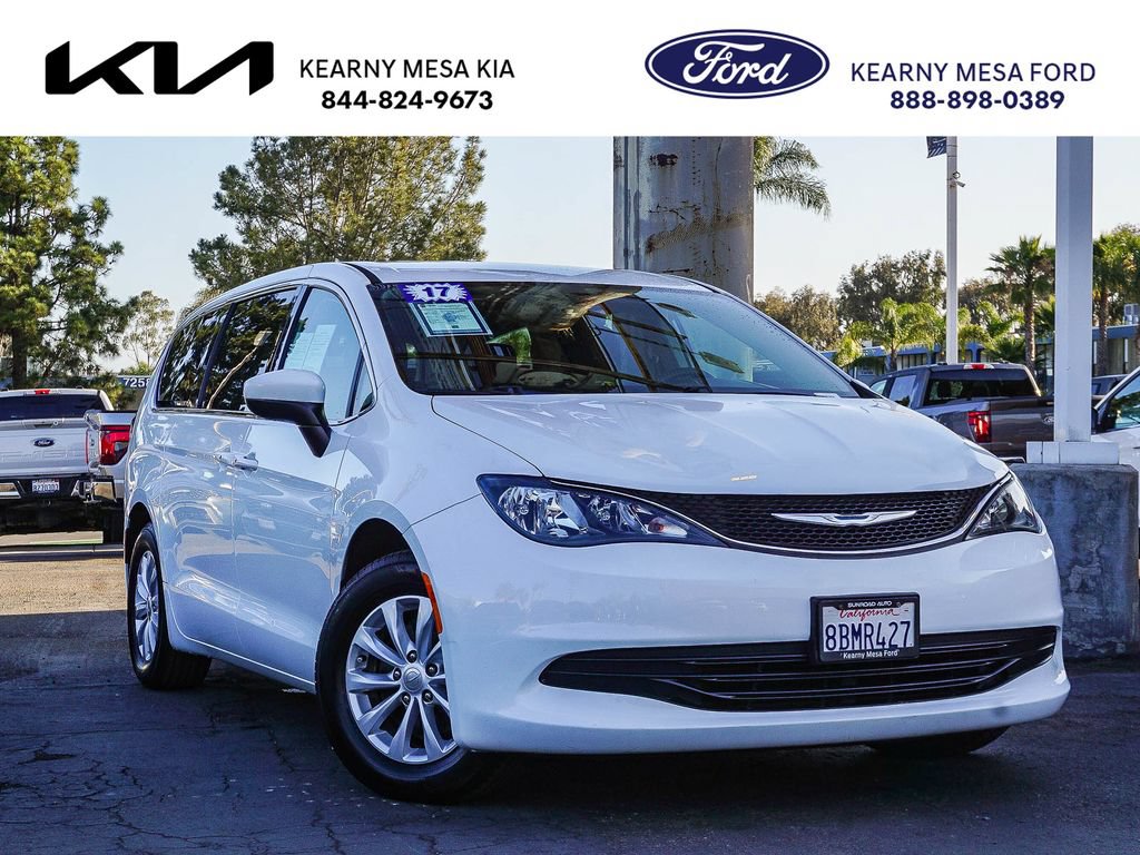 Used 2017 Chrysler Pacifica Touring w/ Tire & Wheel Group FWD image 1