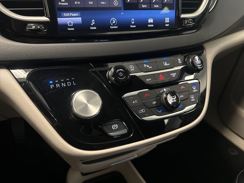 Used 2023 Chrysler Pacifica Touring-L FWD image 10