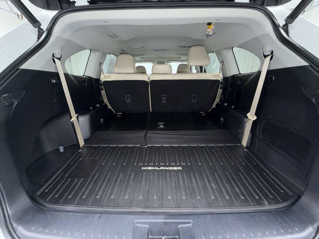 Used 2023 Toyota Highlander XLE AWD/4WD image 13