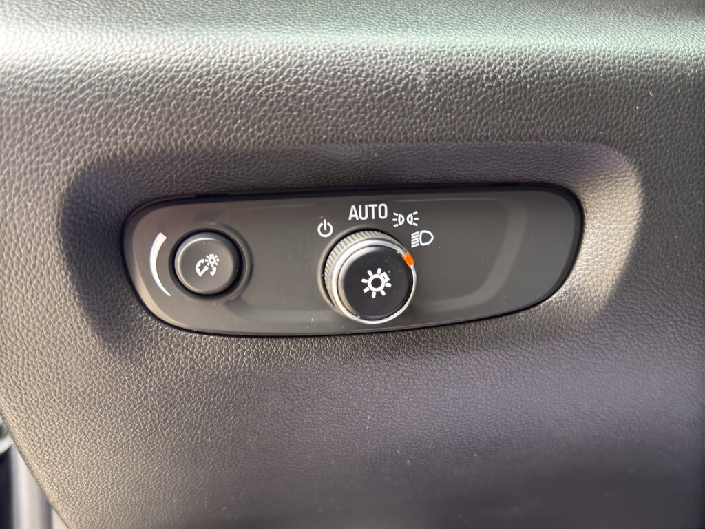 Used 2023 Chevrolet Traverse LT image 16