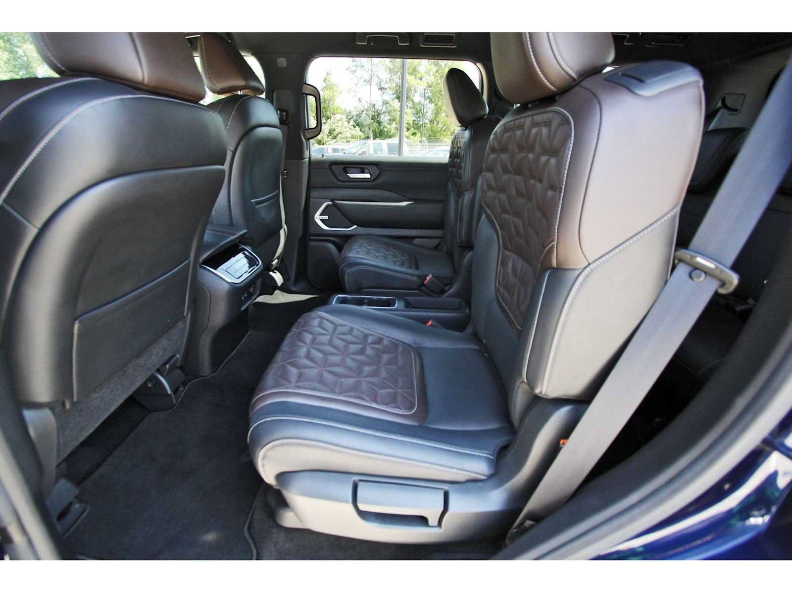 Used 2025 Nissan Armada Platinum RWD image 11