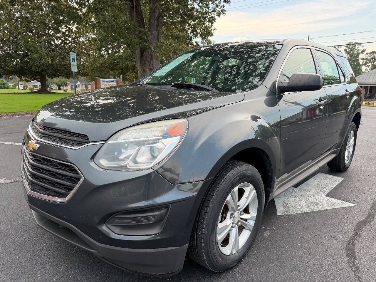 Used 2017 Chevrolet Equinox LS FWD image 2