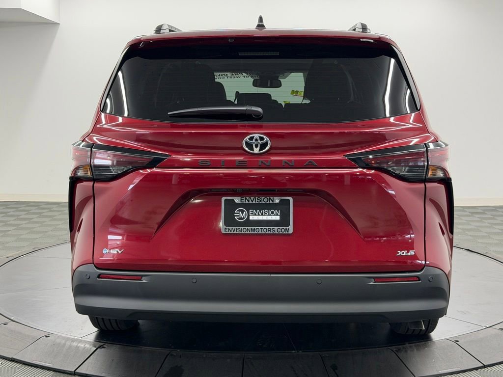 Used 2026 Toyota Sienna XLE FWD image 11