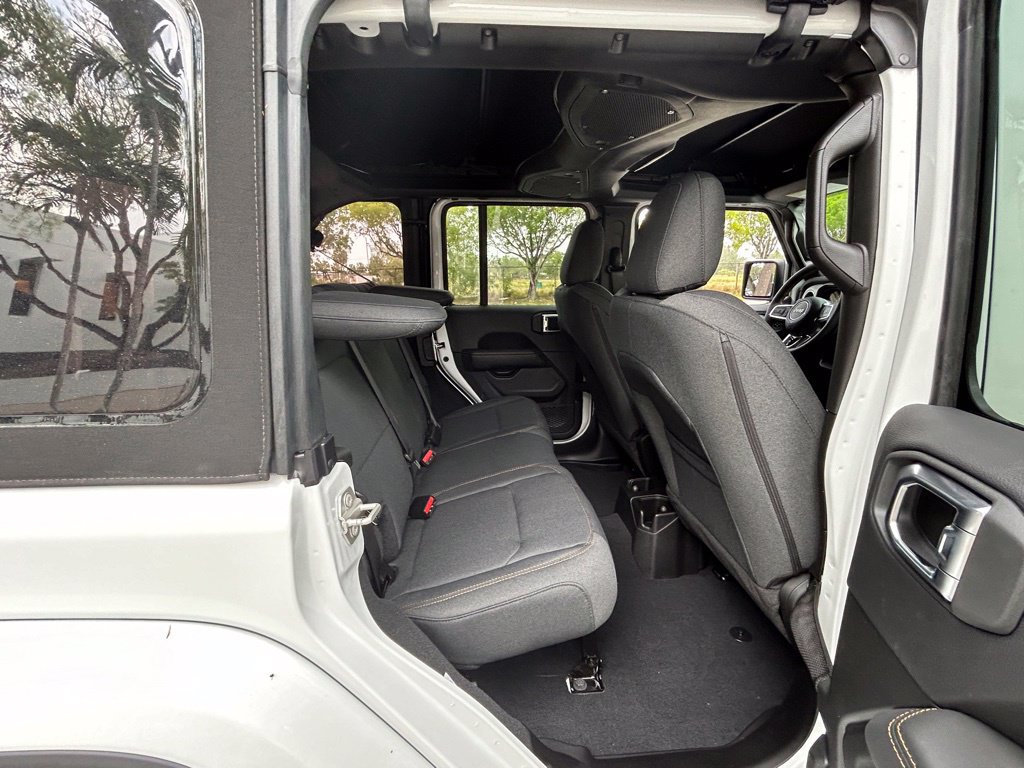 Used 2024 Jeep Wrangler Unlimited Sahara AWD/4WD image 23