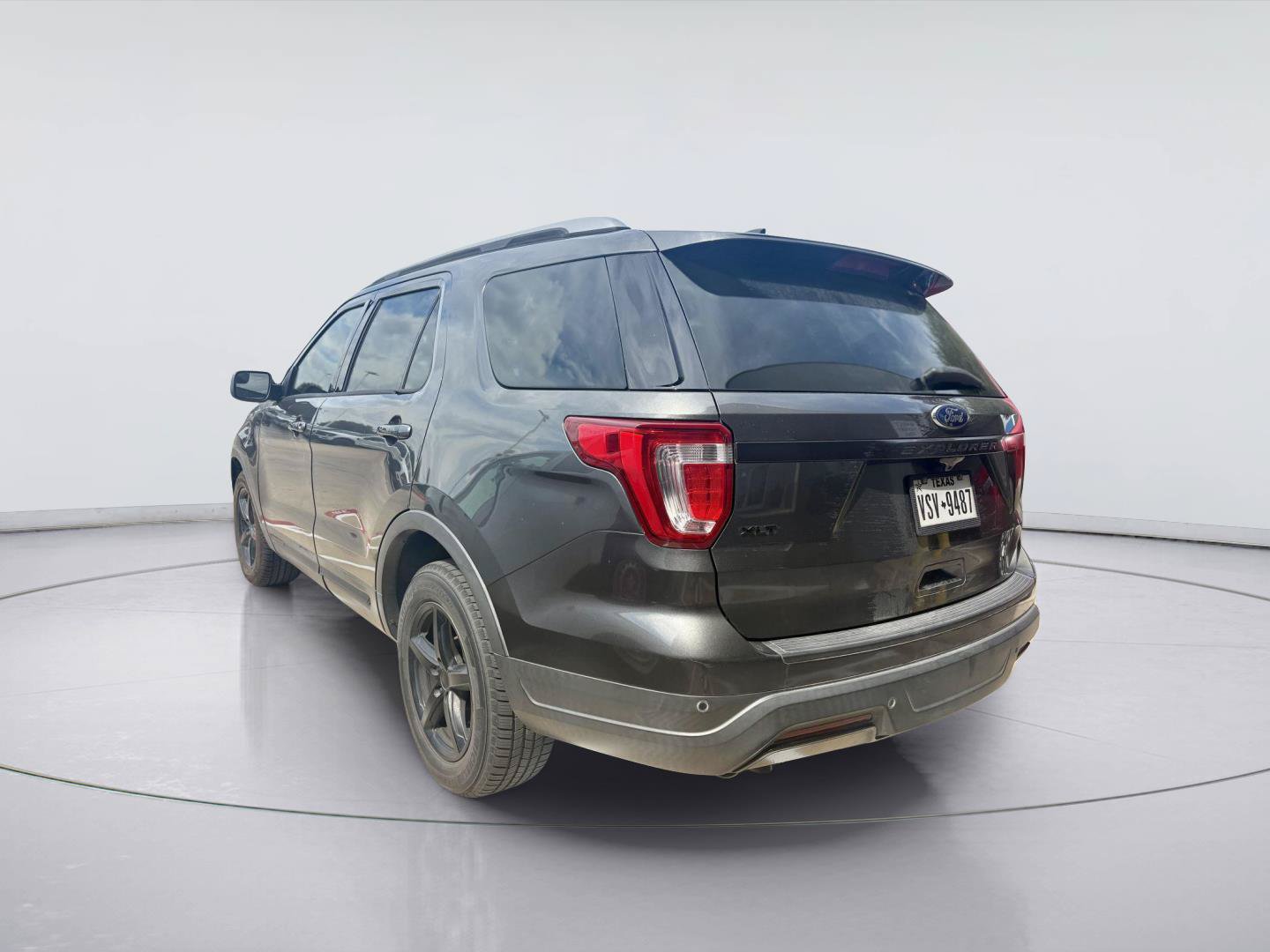 Used 2019 Ford Explorer XLT FWD image 3