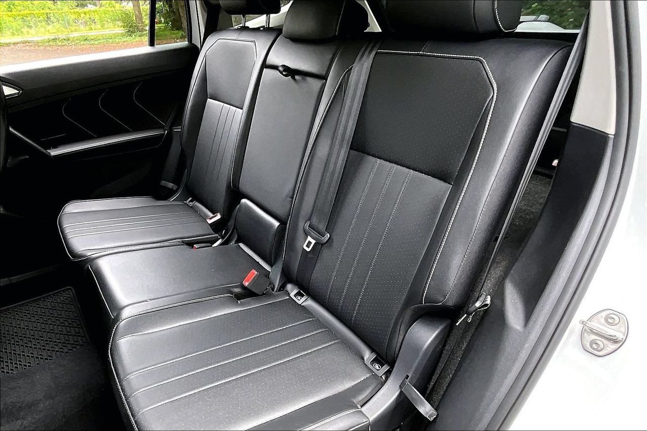 Used 2024 Volkswagen Tiguan SE w/ Panoramic Sunroof Package AWD/4WD image 19