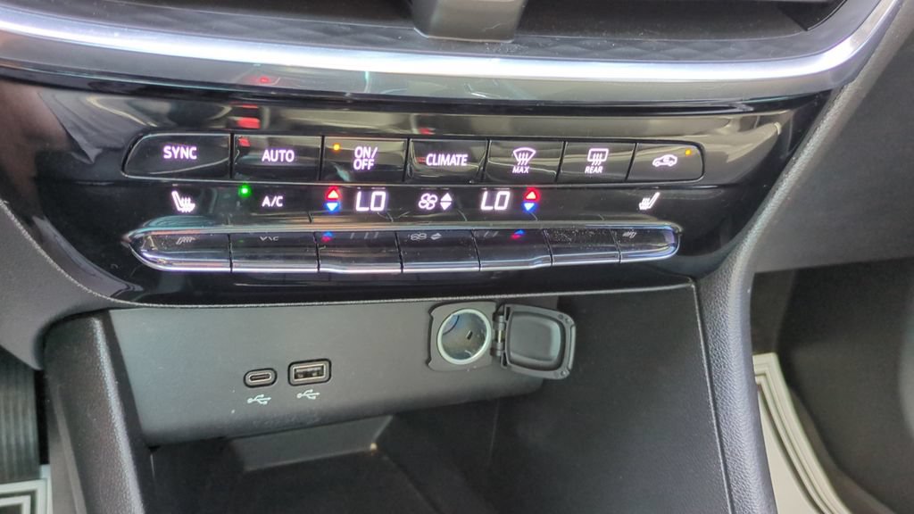Used 2024 Buick Encore GX Avenir w/ Avenir Convenience Package FWD image 20