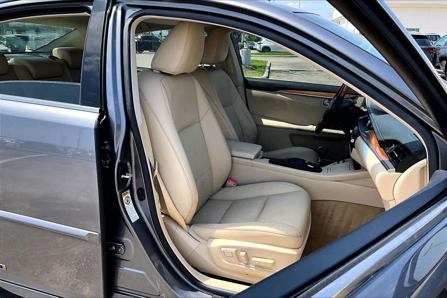 Used 2015 Lexus ES 300h w/ Navigation System Package FWD image 8