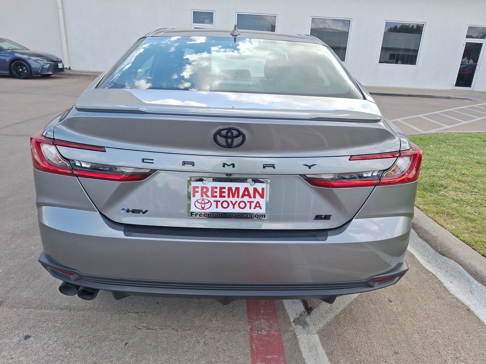 Used 2025 Toyota Camry SE w/ Convenience Package image 5