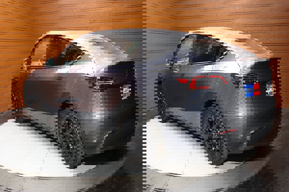 Used 2022 Tesla Model Y Long Range image 32