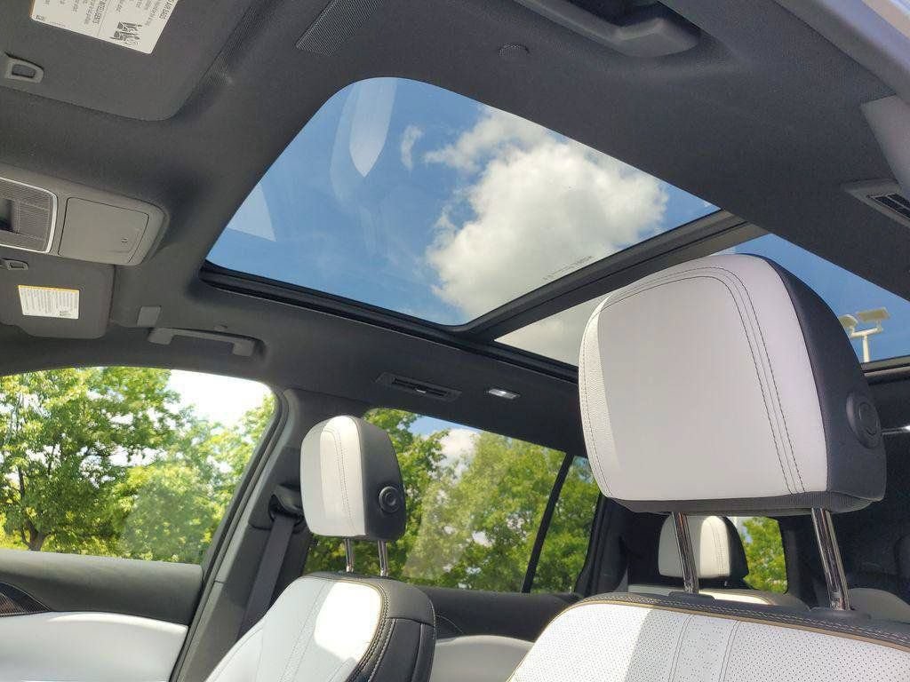 Used 2025 Chevrolet Traverse High Country w/ LPO, Floor Liner Package AWD/4WD image 7