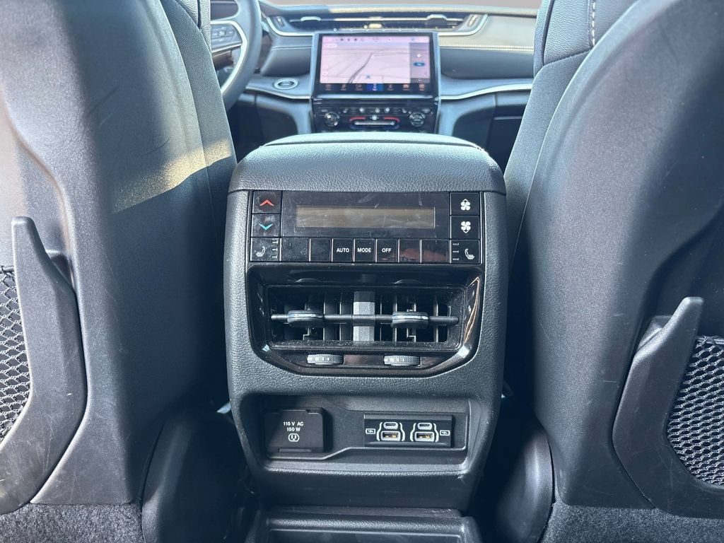 Used 2023 Jeep Grand Cherokee L Limited w/ Luxury Tech Group II AWD/4WD image 10