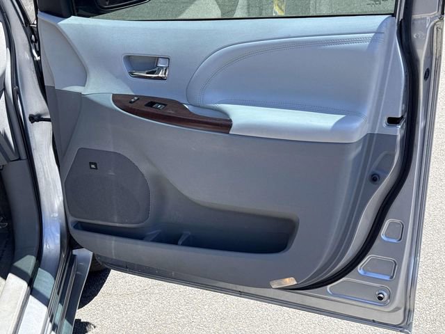 Used 2013 Toyota Sienna Limited w/ Premium Pkg FWD image 8