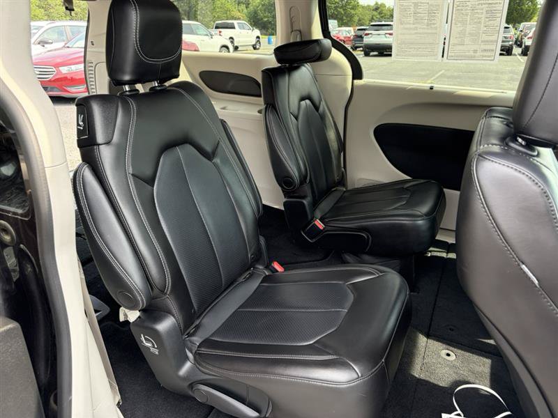 Used 2023 Chrysler Pacifica Touring-L FWD image 14