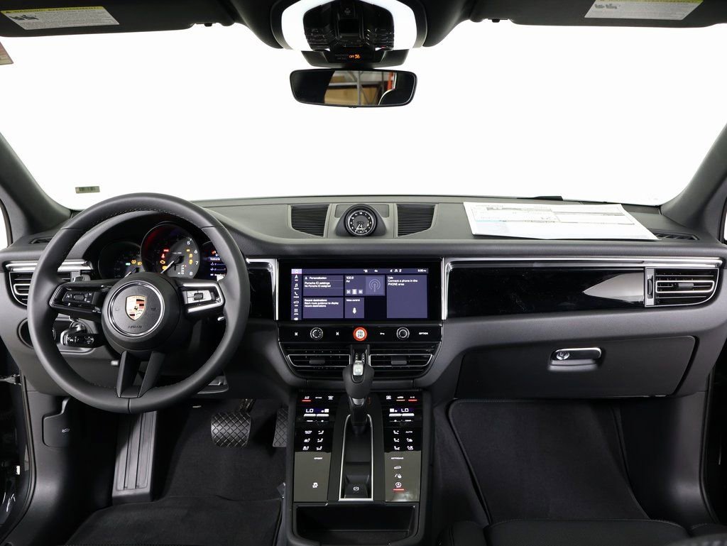 Certified 2025 Porsche Macan AWD/4WD image 10