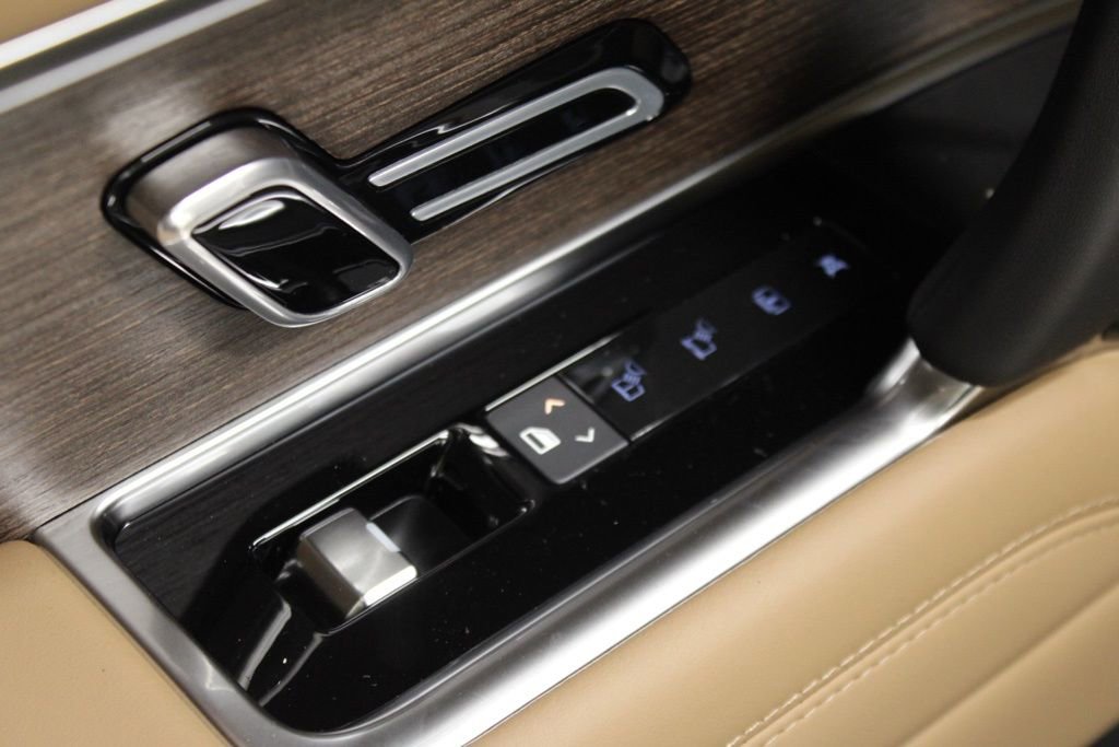 Used 2025 Land Rover Range Rover SE image 36