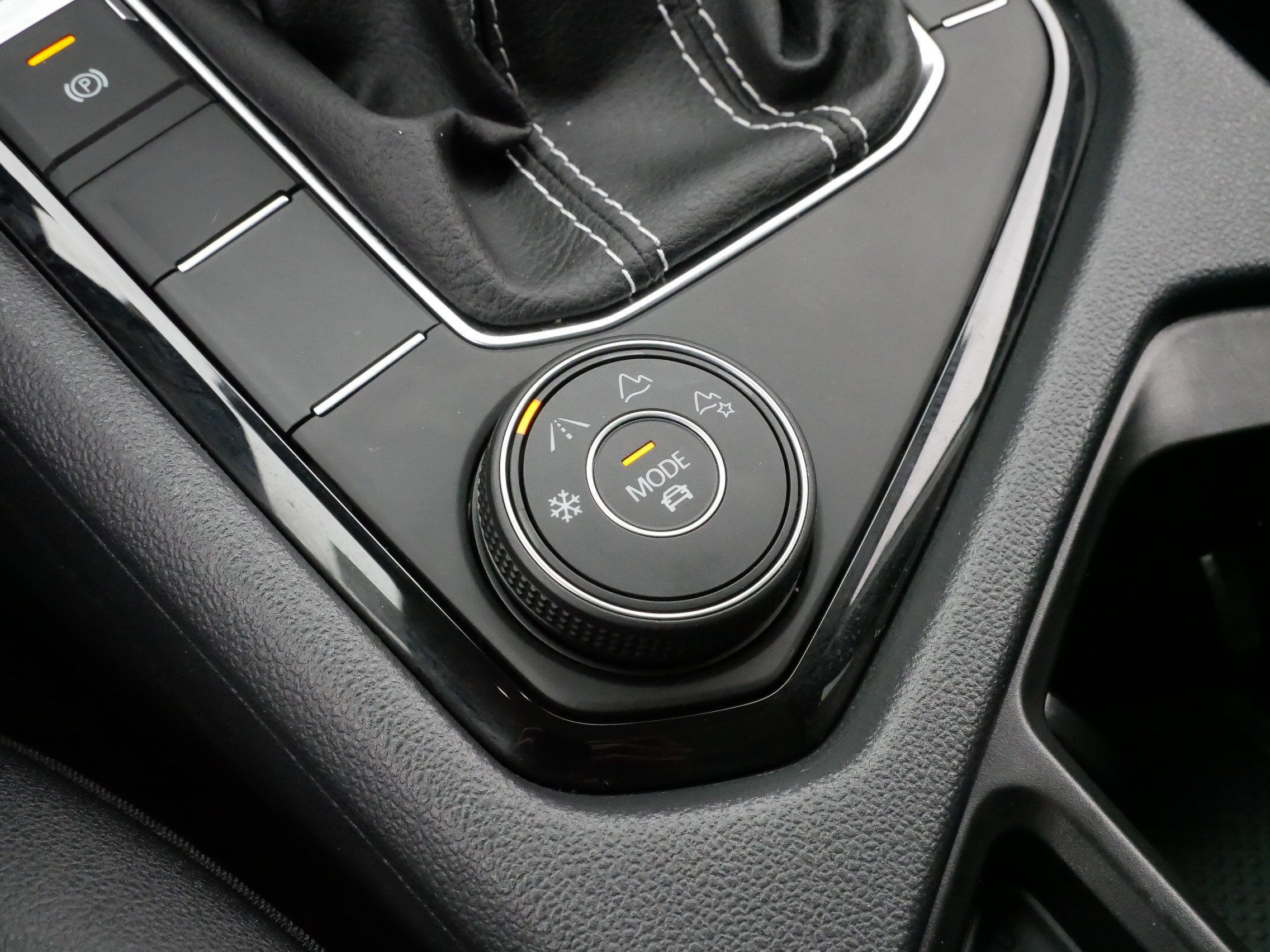 Certified 2024 Volkswagen Taos SE w/ Panoramic Sunroof Package image 28