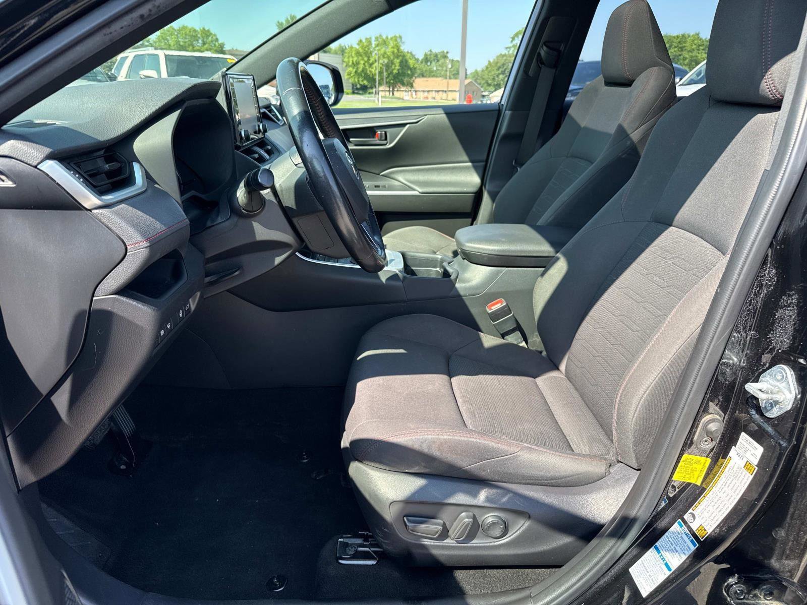 Used 2021 Toyota RAV4 SE image 23