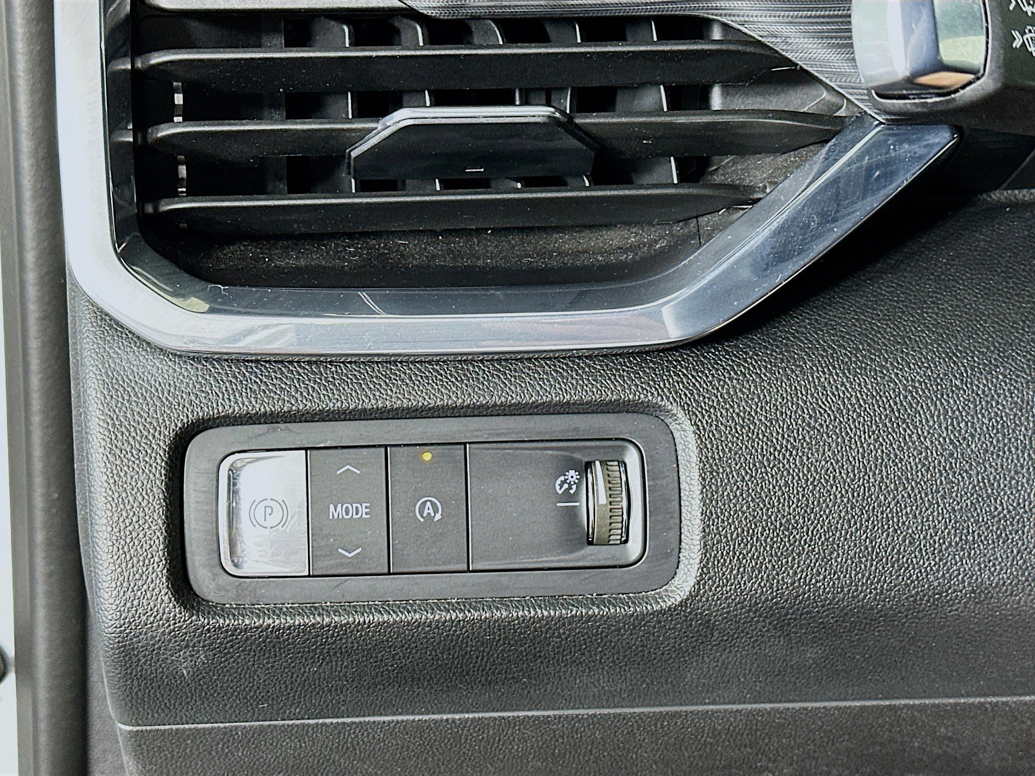 Used 2025 GMC Acadia Elevation image 17