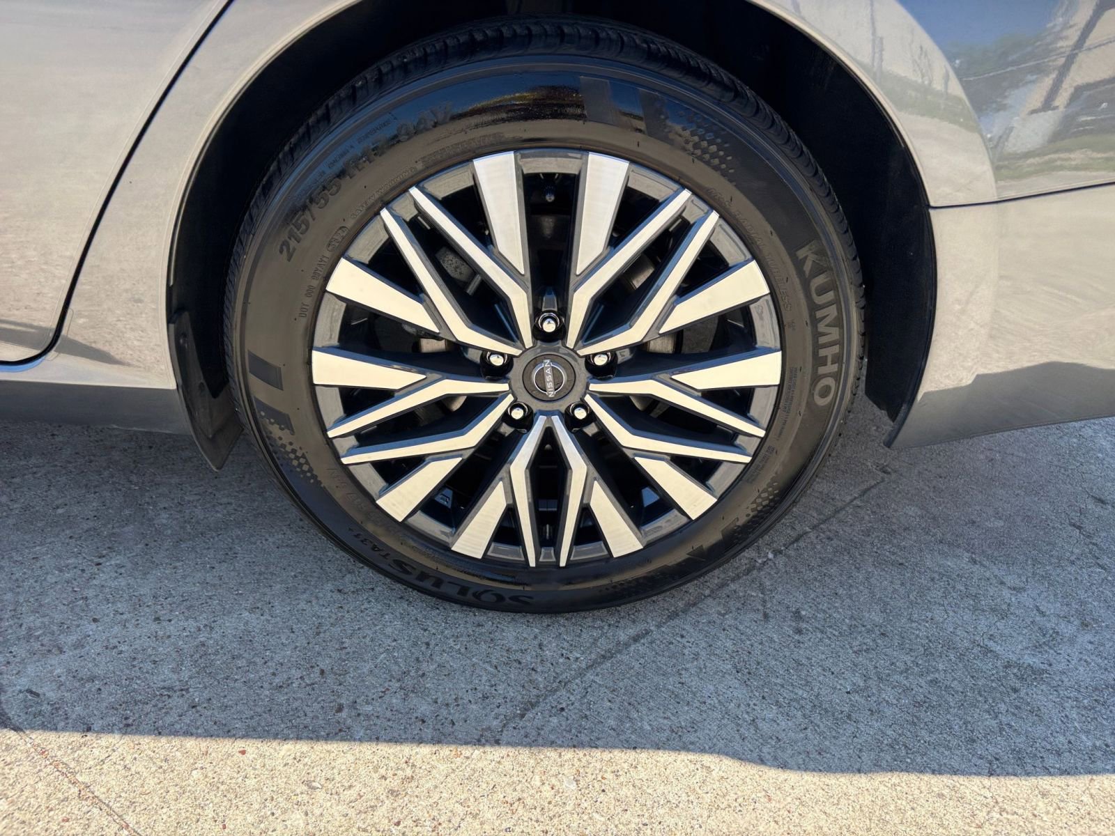 Used 2025 Nissan Altima 2.5 SV FWD image 30