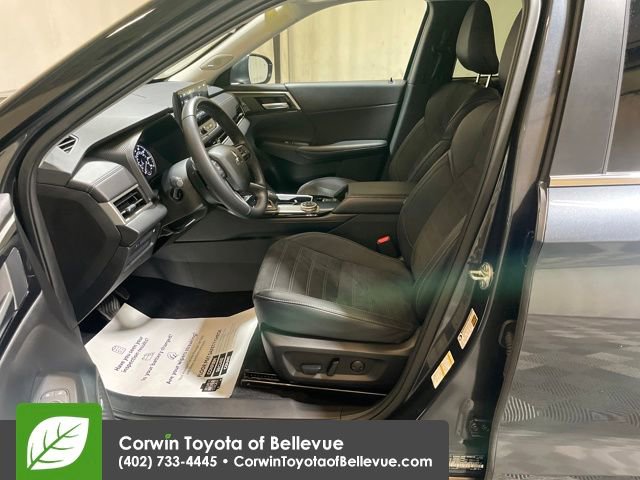 Used 2025 Mitsubishi Outlander SE image 9