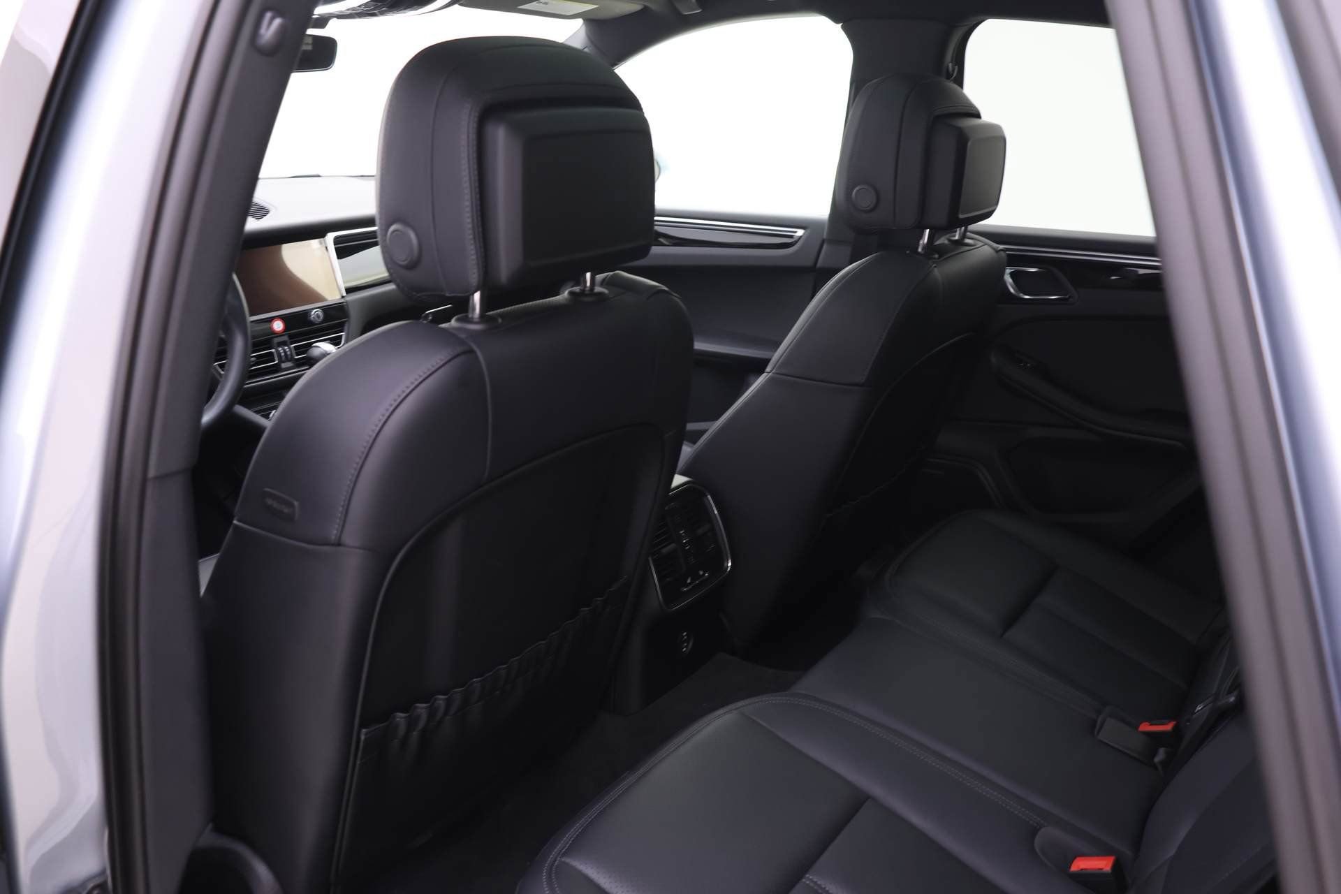 Certified 2024 Porsche Macan image 17