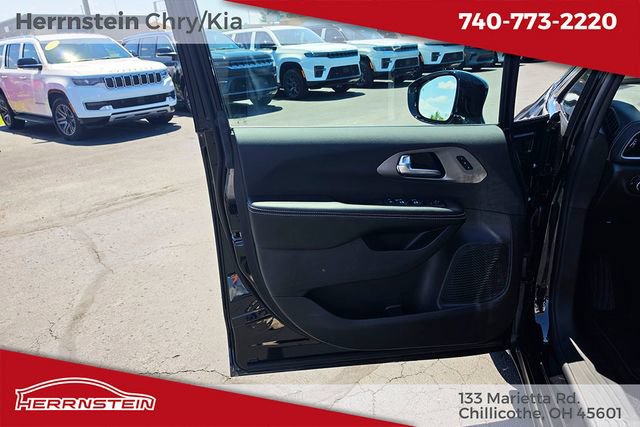 New 2027 Chrysler Pacifica Select FWD image 12