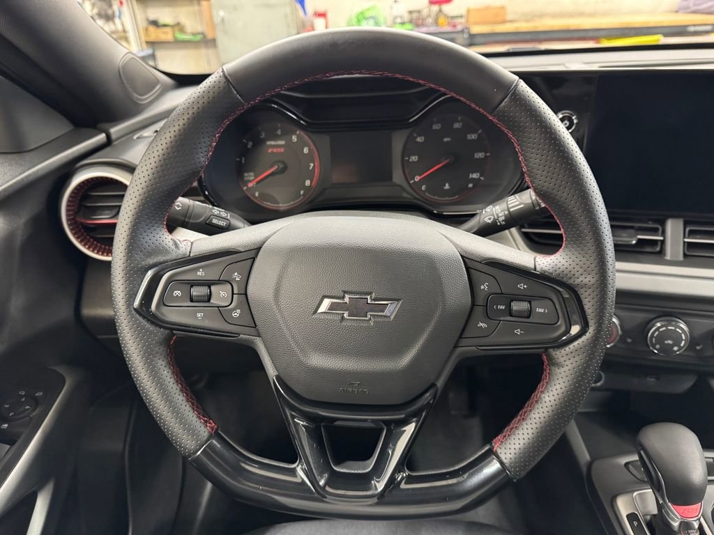 Used 2025 Chevrolet Trax RS FWD image 19