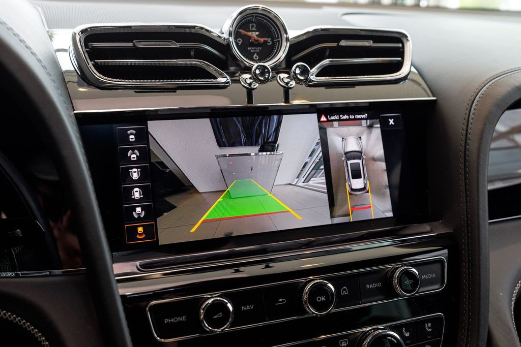 Used 2023 Bentley Bentayga AWD/4WD image 36
