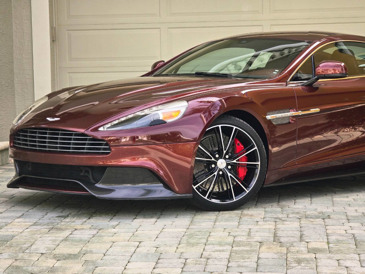 Used 2014 Aston Martin Vanquish Base 2dr Coupe image 2