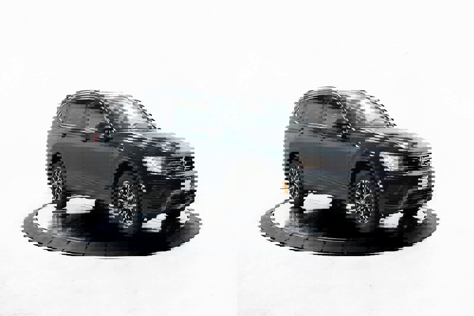 Used 2019 Volkswagen Tiguan SE w/ Panoramic Sunroof Package image 6