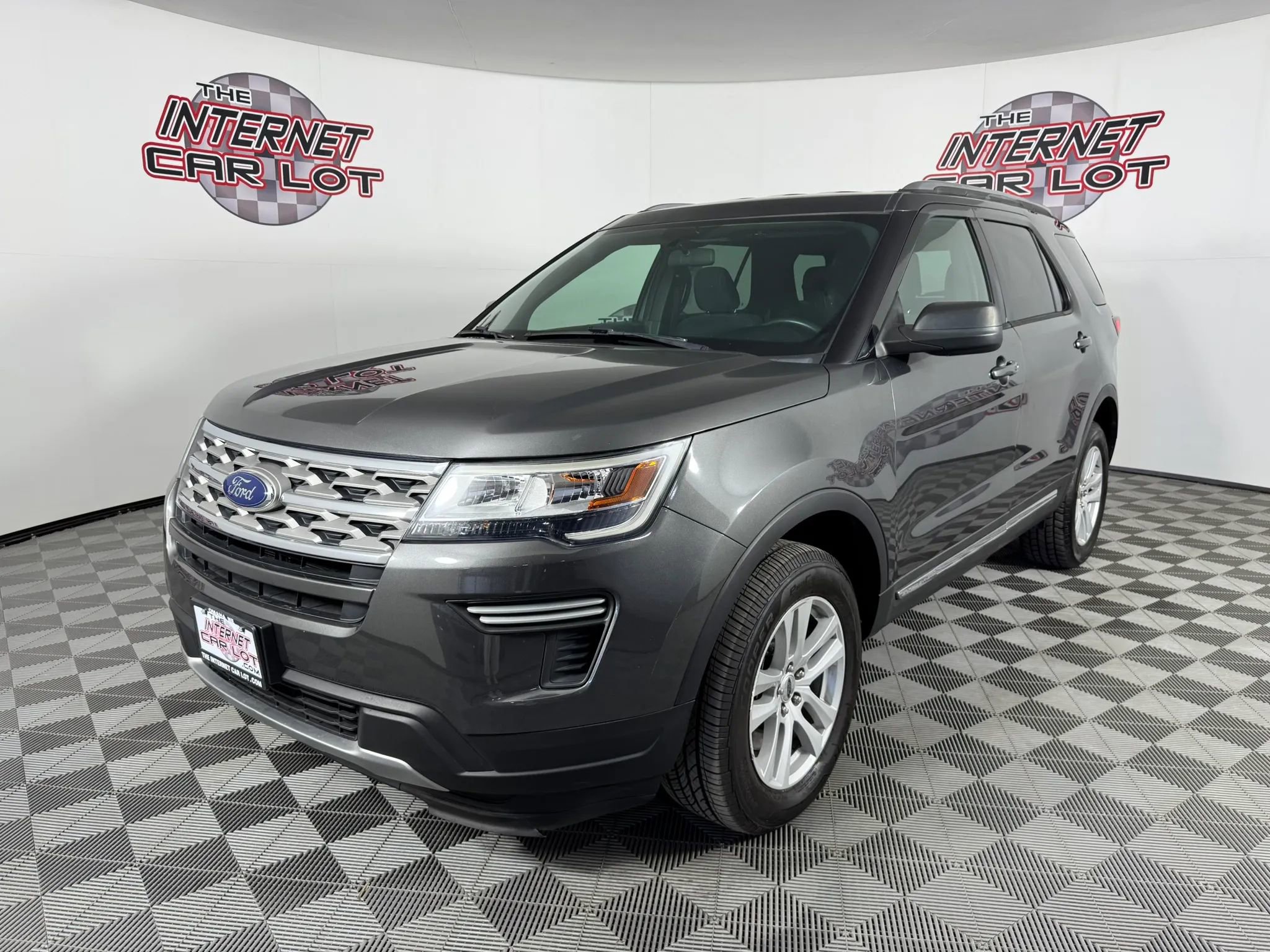 Used 2018 Ford Explorer XLT AWD/4WD image 3