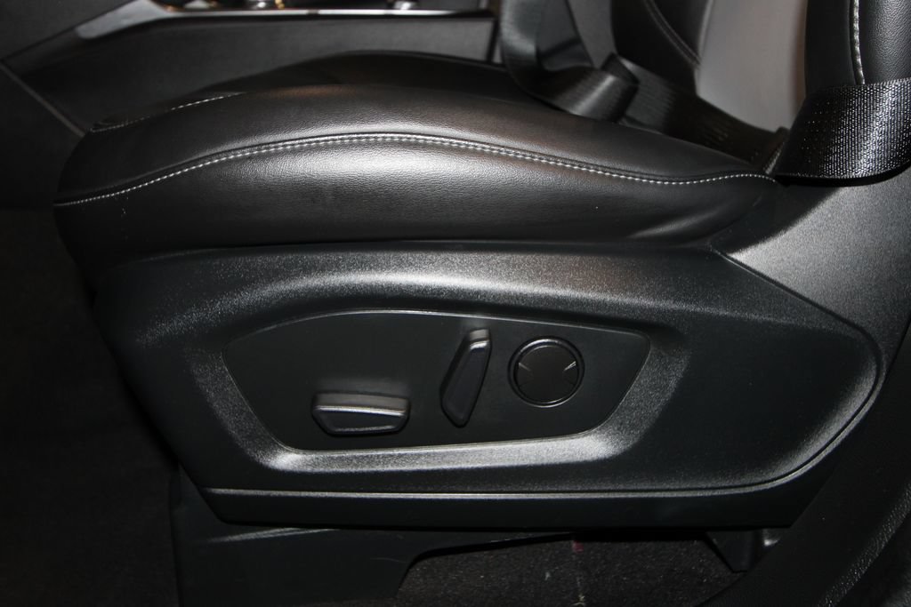 Used 2024 Ford Explorer XLT w/ Equipment Group 202A AWD/4WD image 7