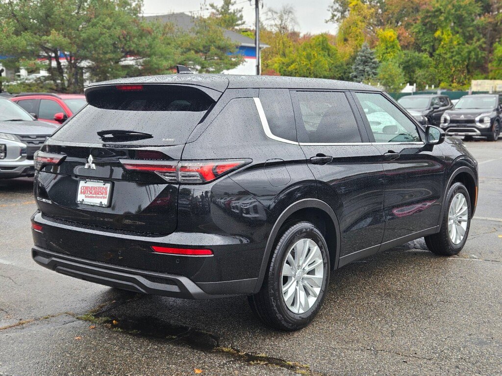 New 2025 Mitsubishi Outlander ES image 5