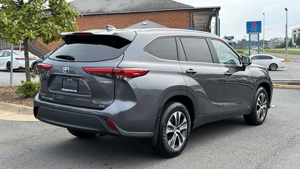 Used 2023 Toyota Highlander XLE AWD/4WD image 4