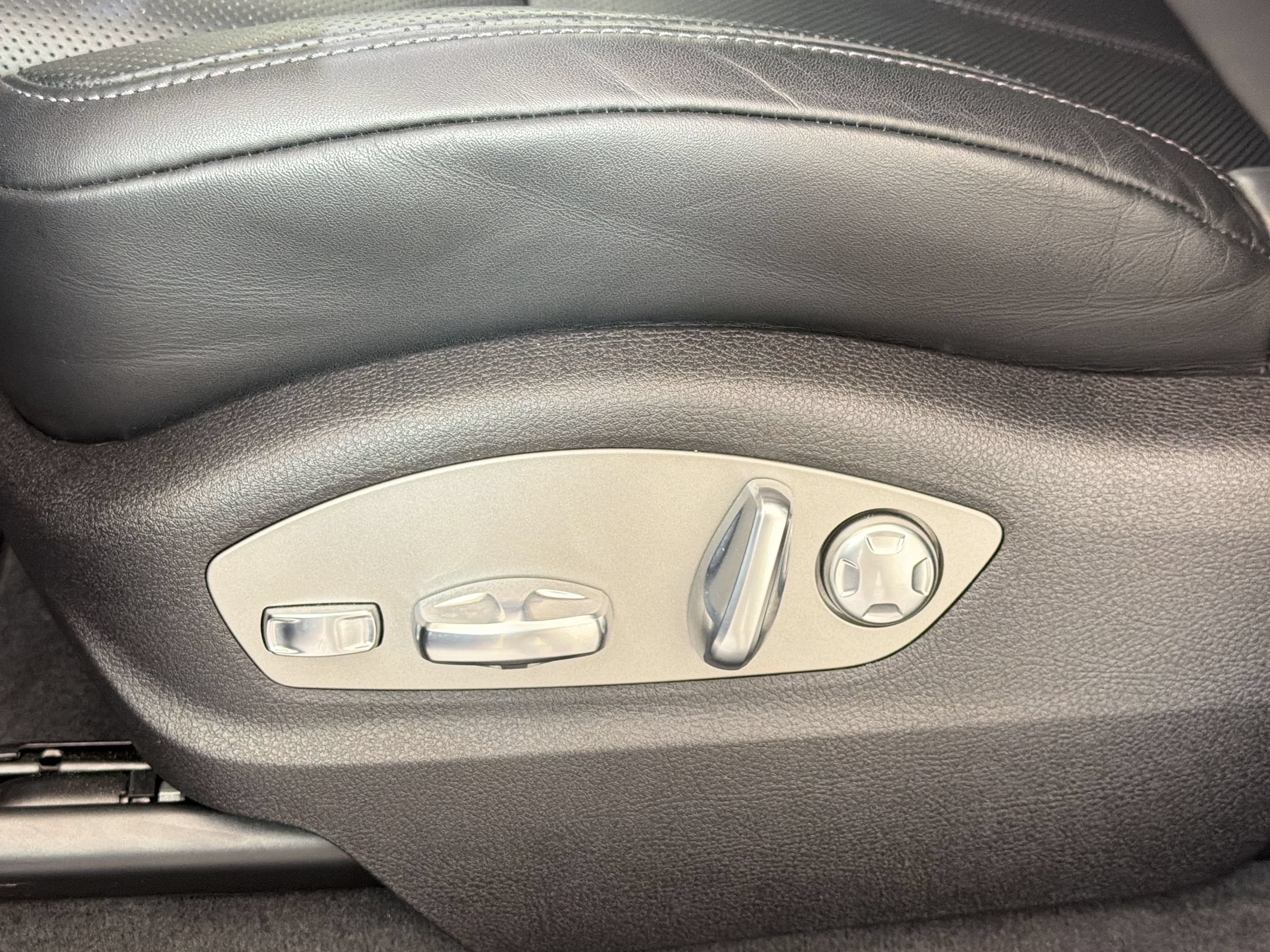 Certified 2026 Porsche Macan AWD/4WD image 16