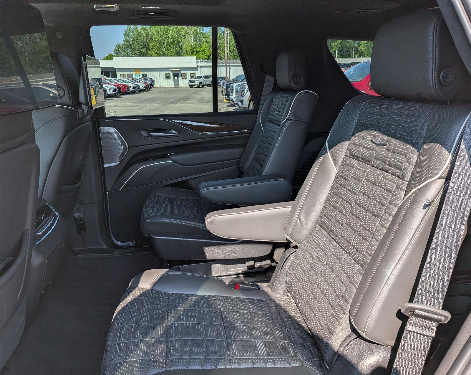 Used 2021 Cadillac Escalade Sport Platinum w/ LPO, ONYX Package AWD/4WD image 23