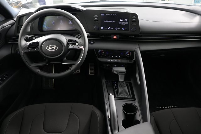Certified 2025 Hyundai Elantra Sport image 2