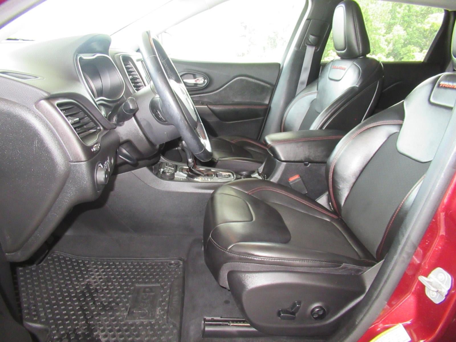 Used 2019 Jeep Cherokee Trailhawk w/ Comfort/Convenience Group AWD/4WD image 24