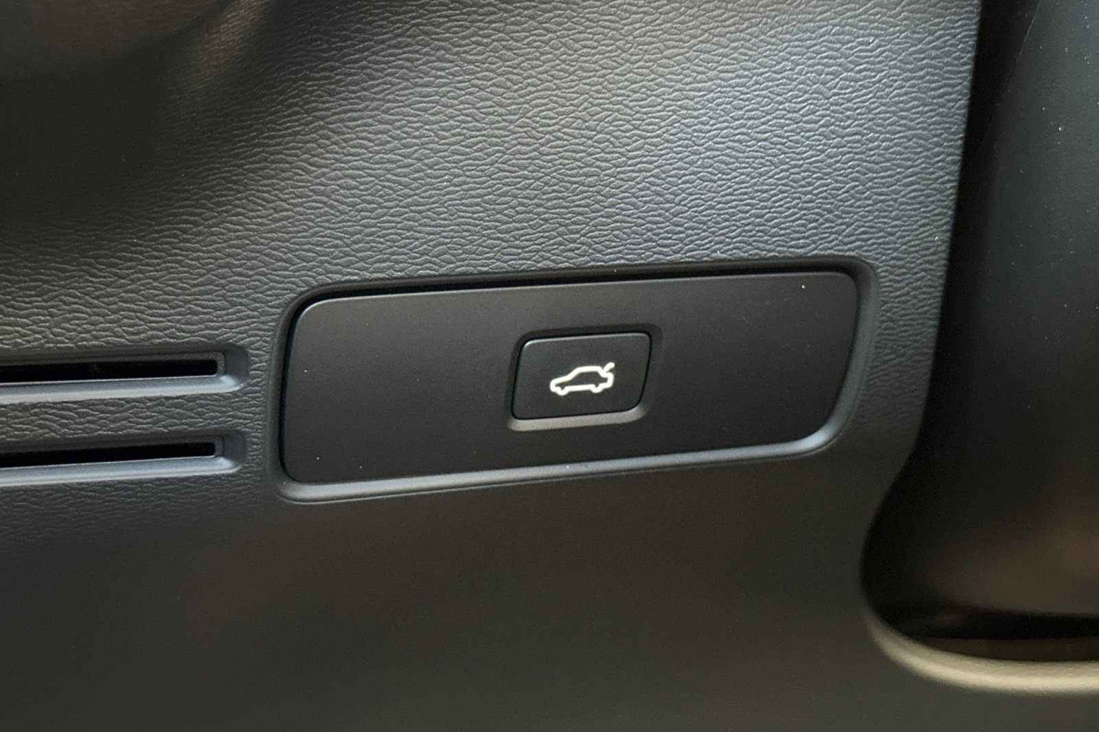 Used 2023 Volvo XC40 Recharge Ultimate image 31